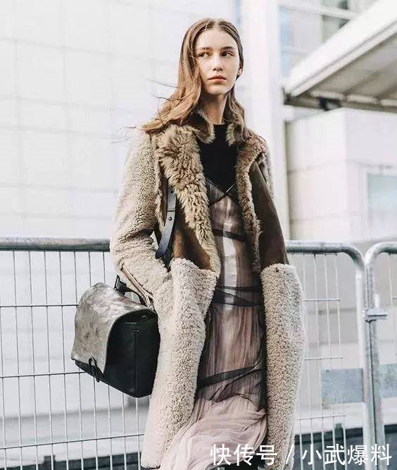 人人都有的黑色打底裤，其实这样穿更美！