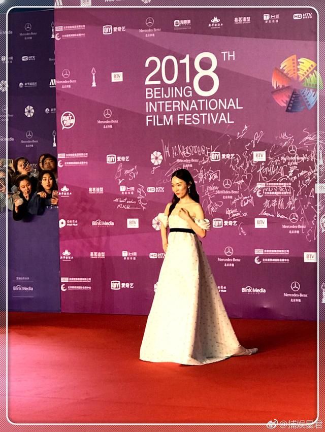 38岁霍思燕又美了!穿3万元的紧身裙秀曲线,杜江可真是赚到了!