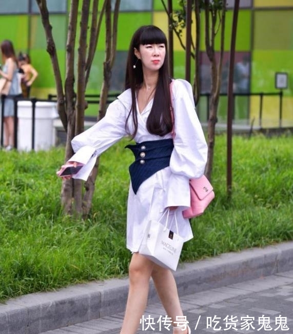 【女人】街拍美女:紧身裙穿搭的小姐姐,曼妙身姿,时尚女人魅力十足!