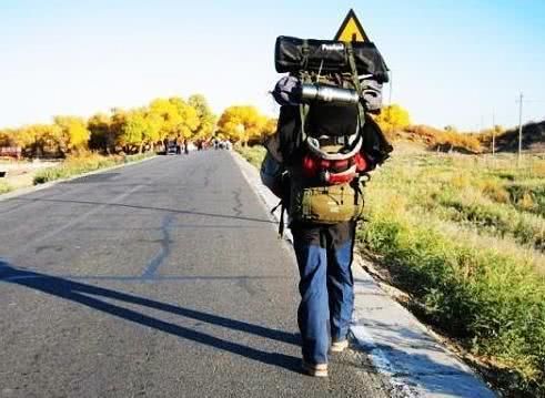 为何在旅行时，中国人大多喜欢“拖箱子”，而外国人“爱背包”？