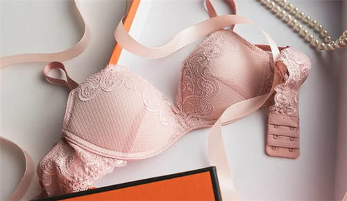 女生吊带裙里应该穿什么内衣，才不会让这个夏季成为笑话！