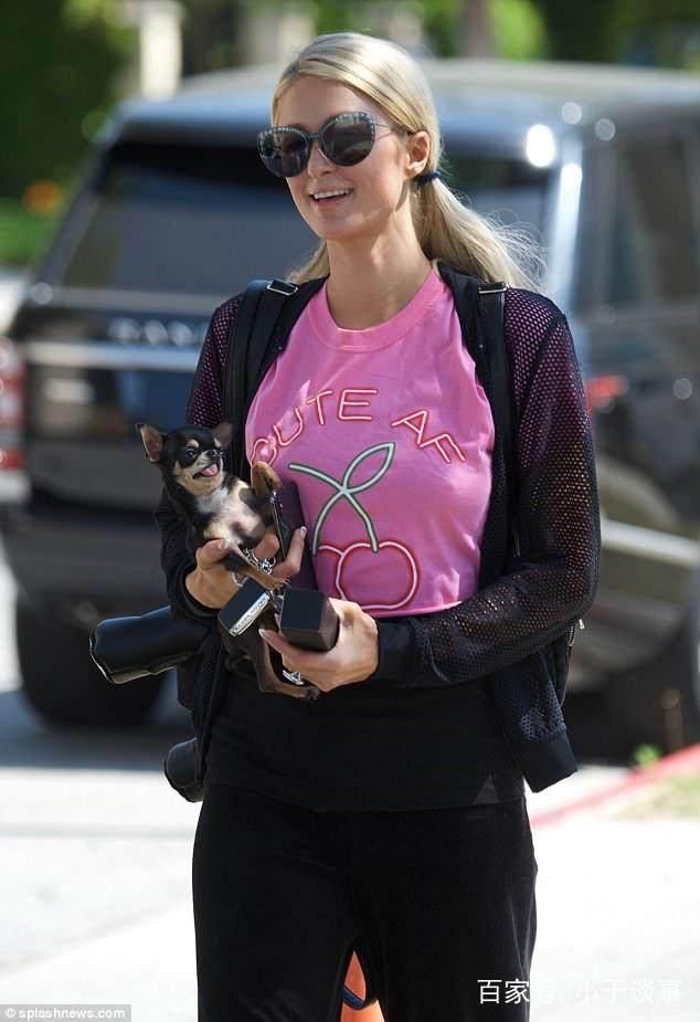 帕丽斯希尔顿为了防止订婚戒指丢失，准备了至少3个复制品！