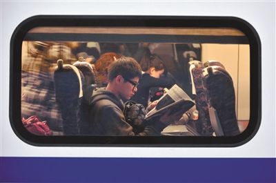 巨变十年间 游子归家路