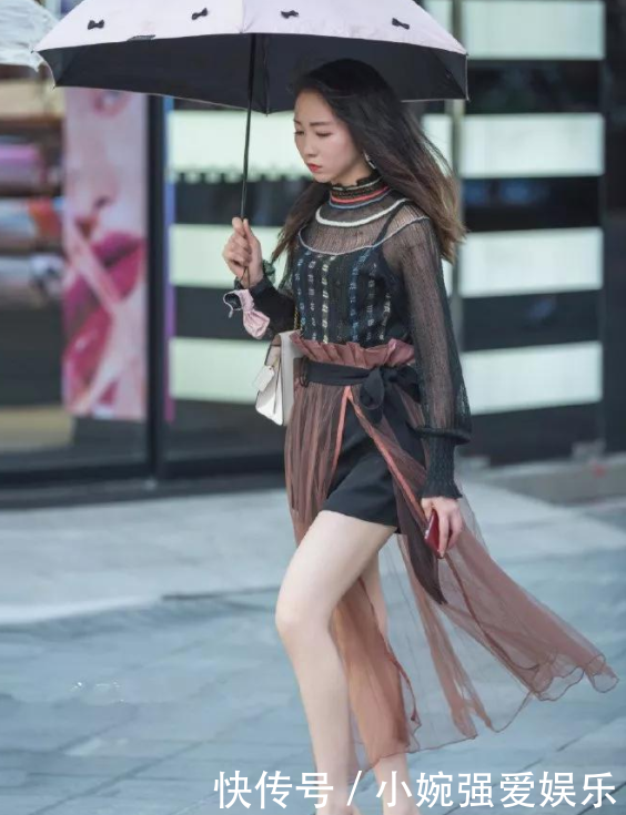  [曲线]街拍美图：靓丽曲线的小姐姐，休闲的打扮，养眼有魅力！