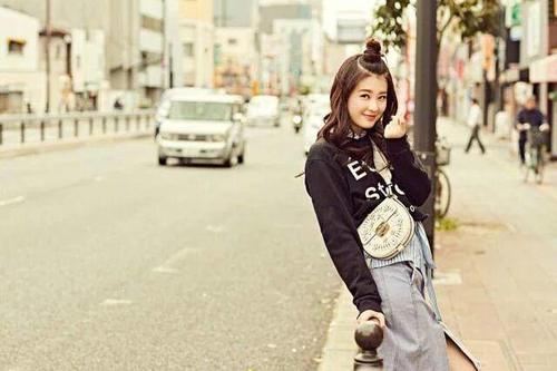 乔欣为赶时尚，学迪丽热巴梳“便便头”，结果却被热巴甩出几条街