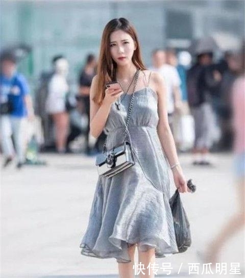  #美女#优雅时尚的街拍：知性大方的美女，散发迷人魅力！