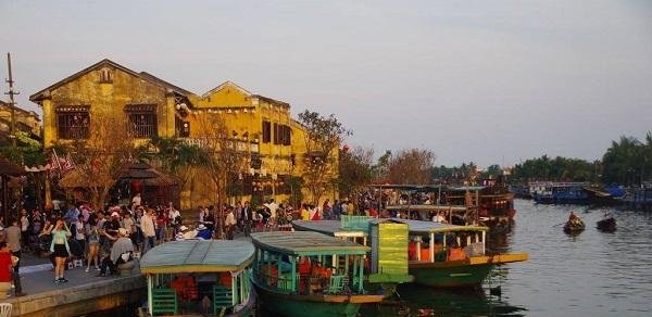 100元人民币可以换33万多越南盾，在越南能买啥越南姑娘告诉你