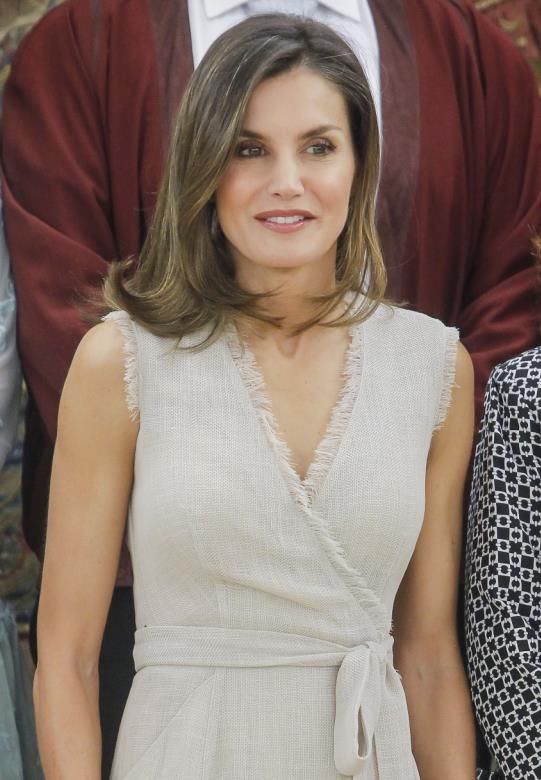 西班牙王后半身照:紧身连衣裙显身材，网友:行为端庄不敢凝视