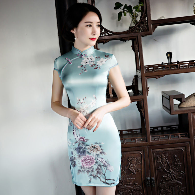 高个老婆真敢穿,如此短旗袍也敢穿出门,但确实性感撩人有魅力