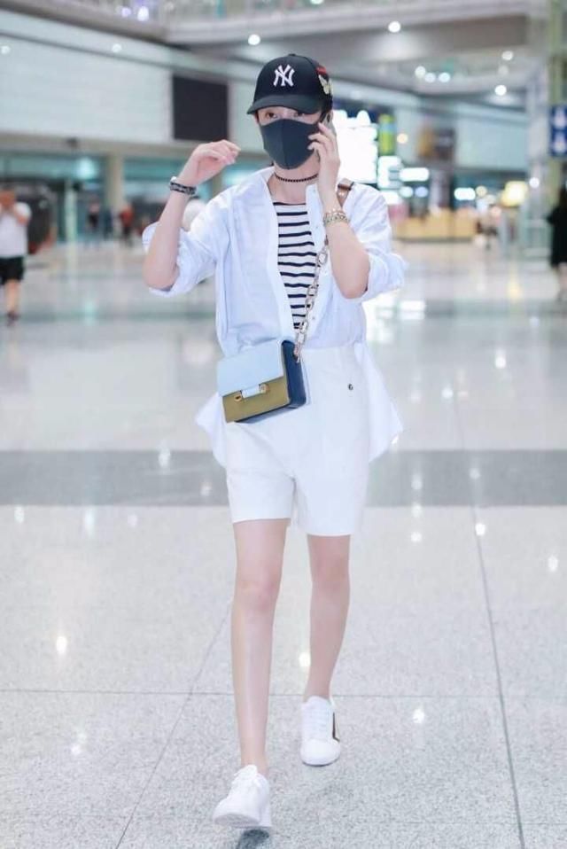 李冰冰一改往日成熟女人形象，穿条纹衫搭配碎花半裙秒变18岁！