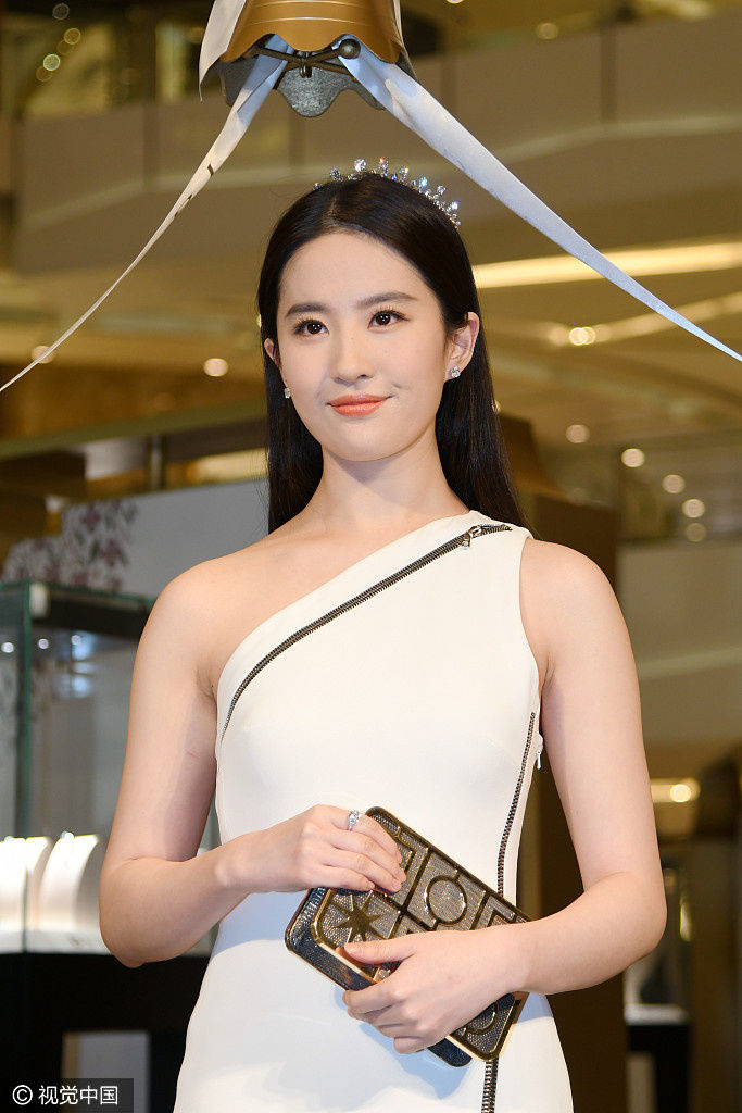 刘亦菲身材能称得上S型吗?搭配露趾高跟鞋真的是性感女神