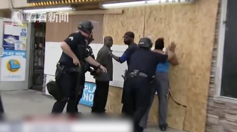  制止|黑人制止抢劫反被铐 美国记者直播目睹咋舌一幕