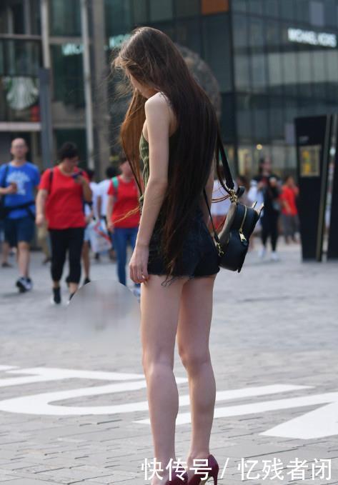  尽显■街拍：纹身女神长发及腰，无袖上衣加热裤，尽显凹凸有致的身材