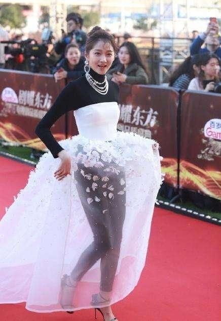 明星的尴尬穿搭，杨幂怪怪的，蔡徐坤吓人，千玺表示看不懂