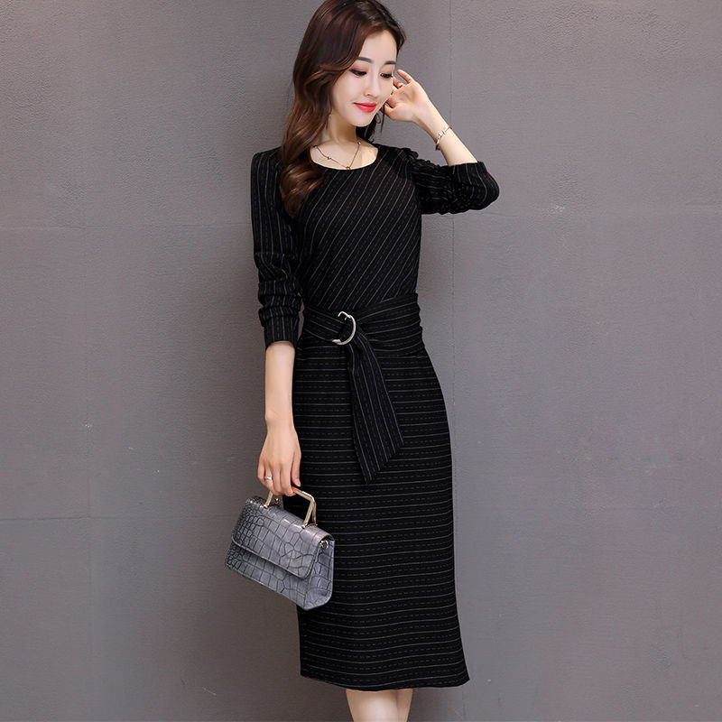 入秋后，流行这样的洋气套装，适合40-55岁女人，美的很出众