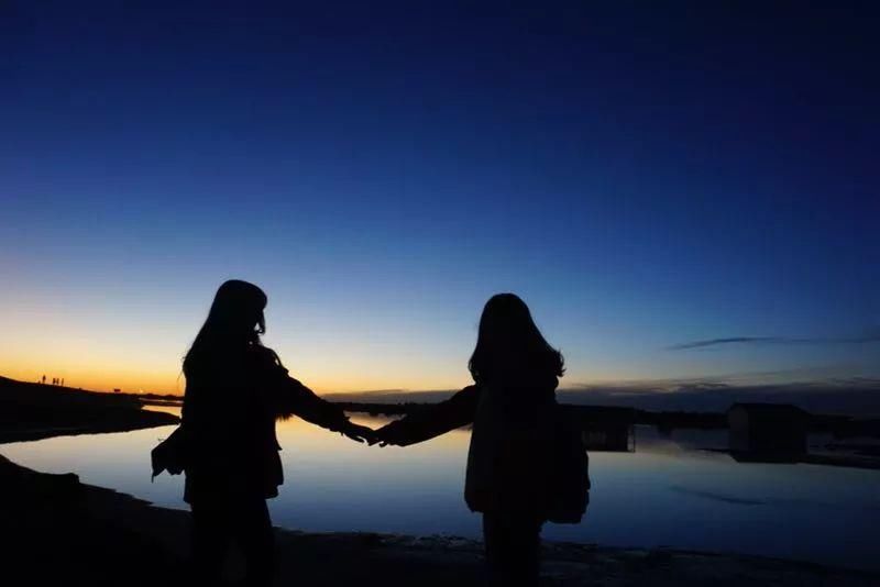 最近流行穿milkmaid上衣,甜美性感合二为一