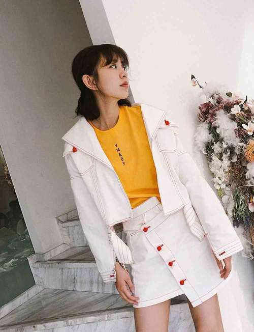 她因爆料赵丽颖陈晓恋情被封杀，穿黑色短裤旁边全部挖成洞