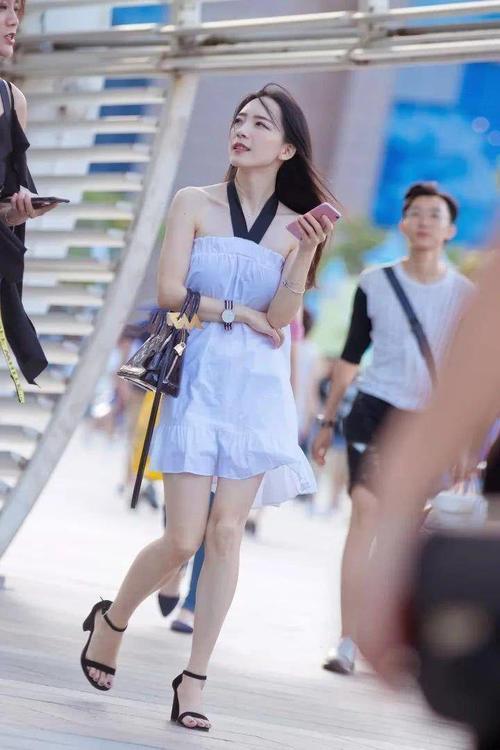 街拍：小姐姐包臀裙性感又优雅，是不少街拍红人的扮靓利器！