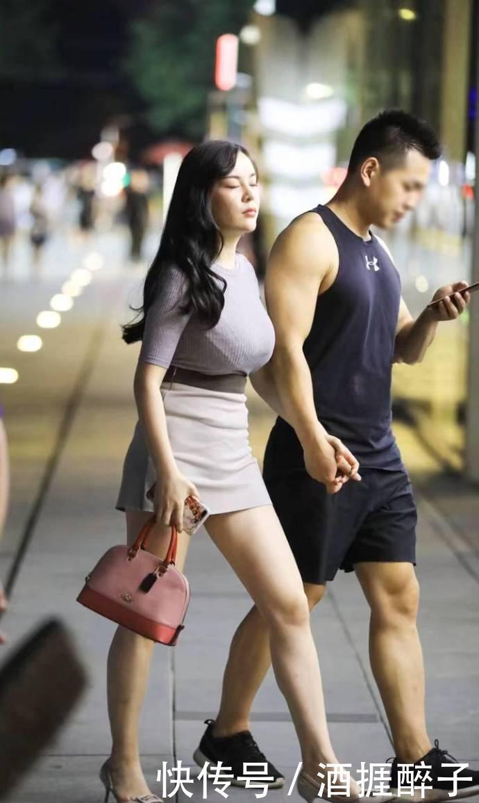  『性感』街拍：小姐姐清凉的搭配，性感妖媚有女人味！