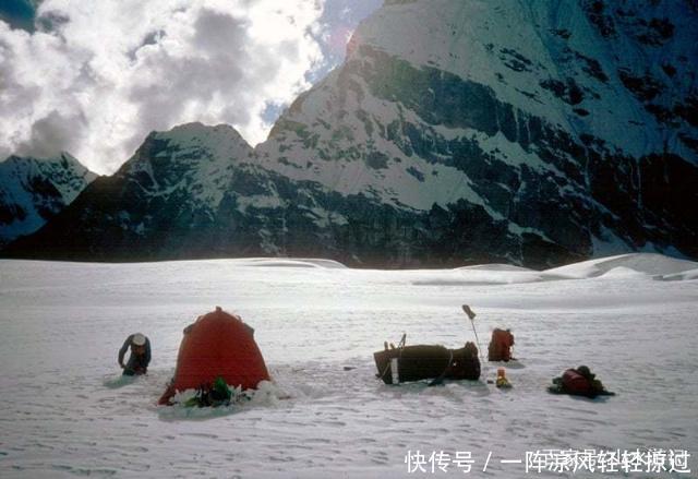 珠穆朗玛峰冰川裂开，露出神秘缝隙，裂缝中冰封物体让人不安