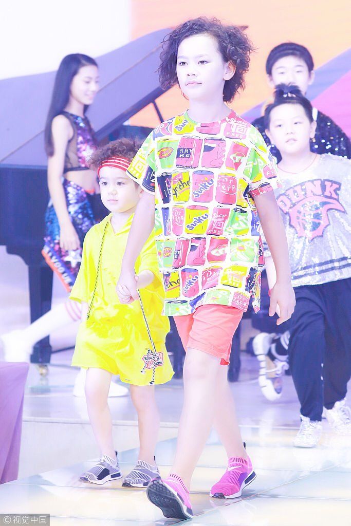 《放开我北鼻》周嘉成仰头一笑“萌力”四射  穿黄色套装梳小卷毛