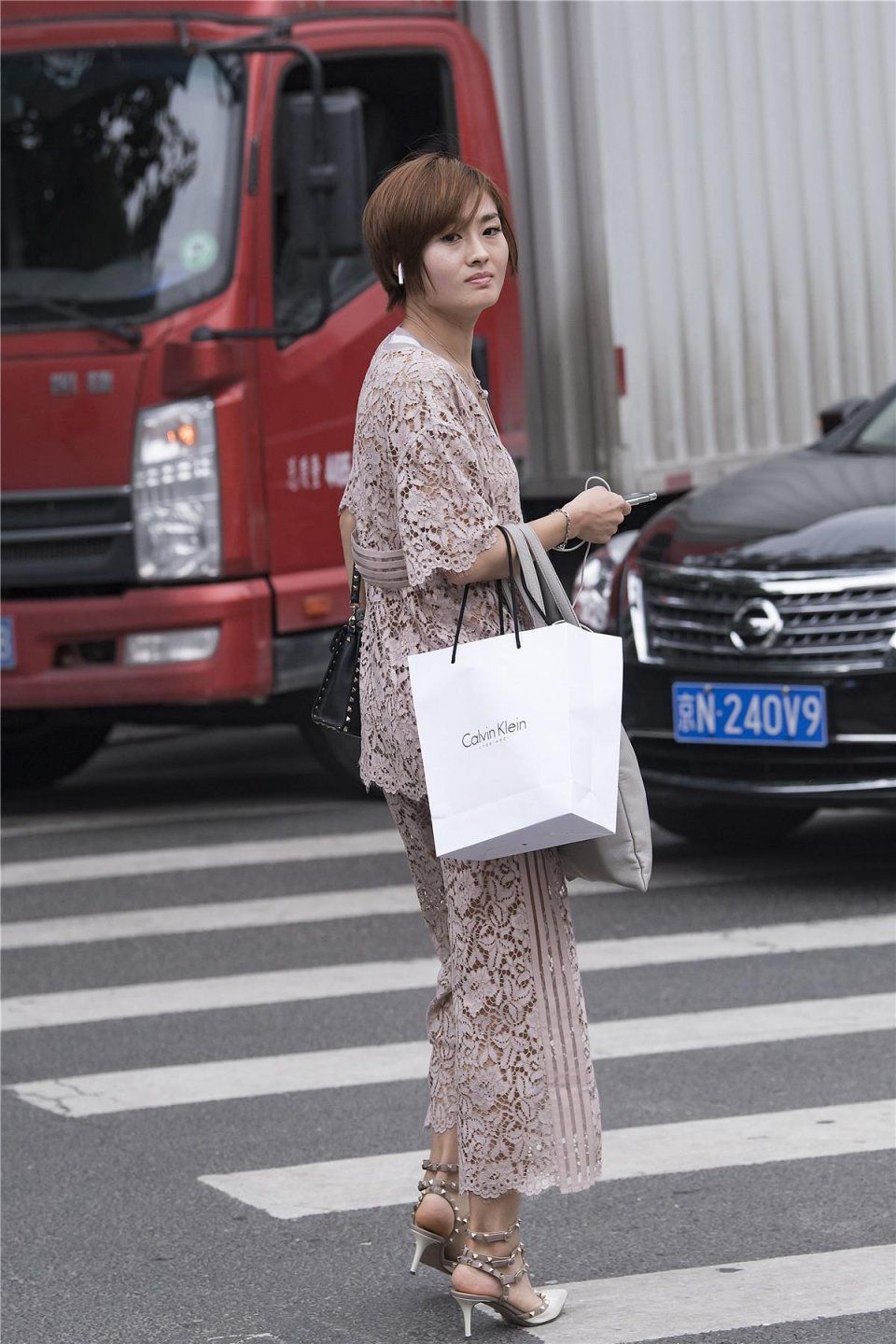 街拍:穿雷斯莎装的姑娘，尽显华丽高雅气质