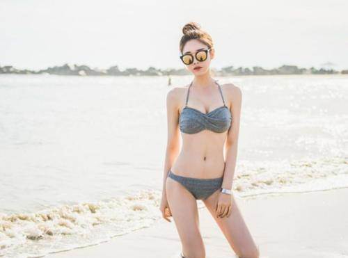 性感的美女身穿时尚的泳衣！展现了十足的小韵味！