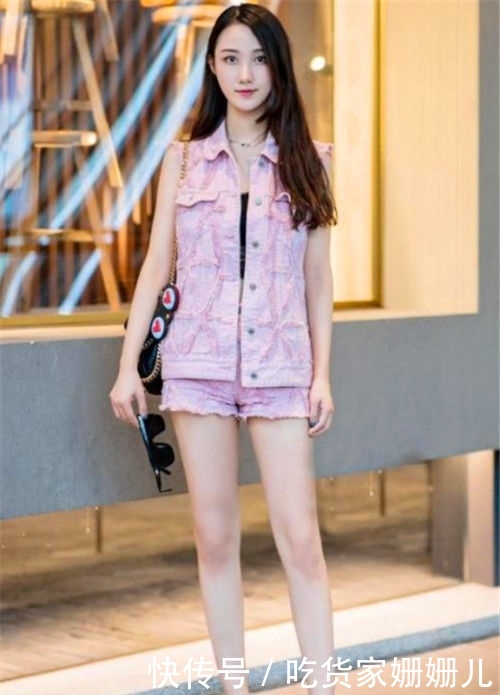 「 气质」甜美淡雅的颜色，尽显娇美的气质，街拍：穿着短裤套装的小姐姐