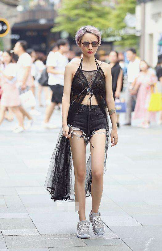 街拍: 美女穿薄纱款衣服, 朦胧间的“性感”, 真是“惹眼”又拉风