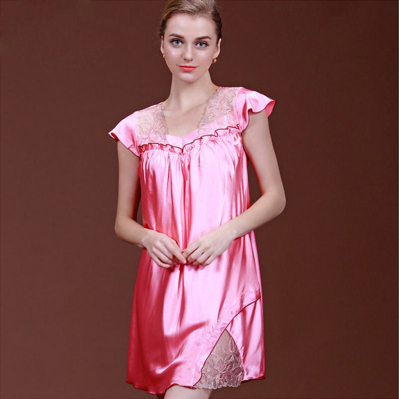 老婆真会“装”，一身粉嫩睡衣，48岁直接嫩回25岁