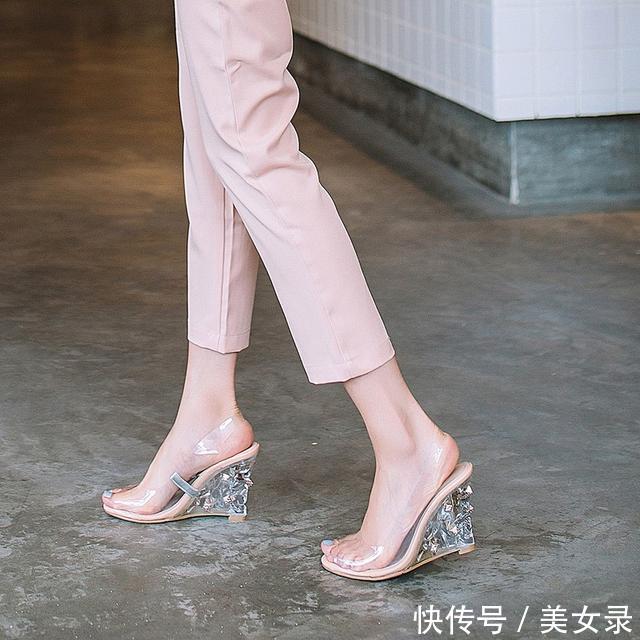 把小透明穿上脚，更清凉时髦哦