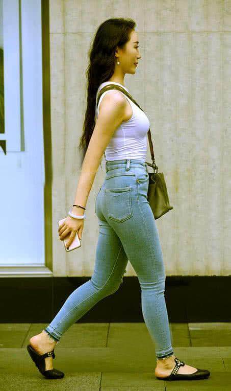 更具时尚生活模式的紧身牛仔裤, 妹子们穿得更具魅力