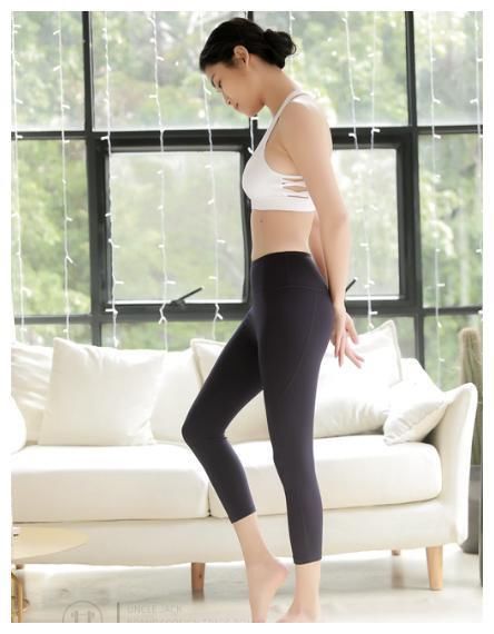 美图:齐臀紧身裤加迷人背心，衬托出S型曲线，看一眼就心动不已