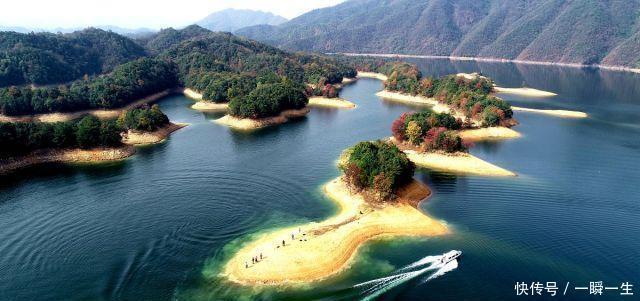 安徽黄山:太平湖秋日色彩斑斓,蓝天下小岛形似鹿角美景如画