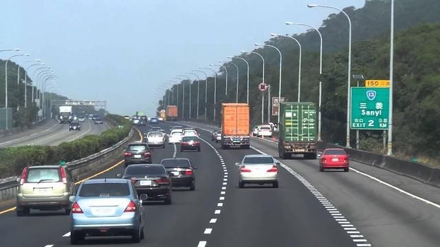 自己在高速跑120，为何还有人超车？老司机道出其中门路