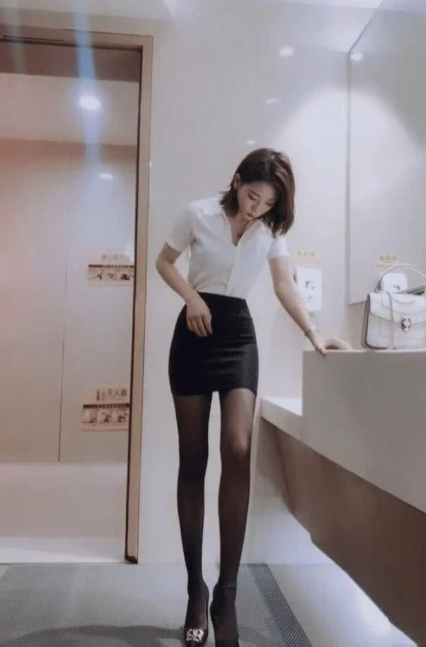  「气质」白衬衫加包臀裙，美女的造型干净有气质