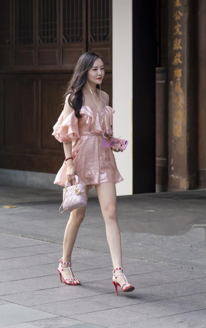 小姐姐穿露脐装展小蛮腰,身材气质超级好,回头率满满!