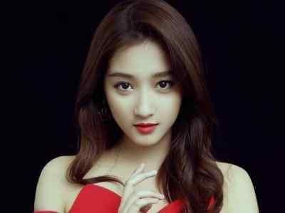 网友北影食堂偶遇关晓彤，遵守校规破谣言，网友:外套是鹿晗的吧