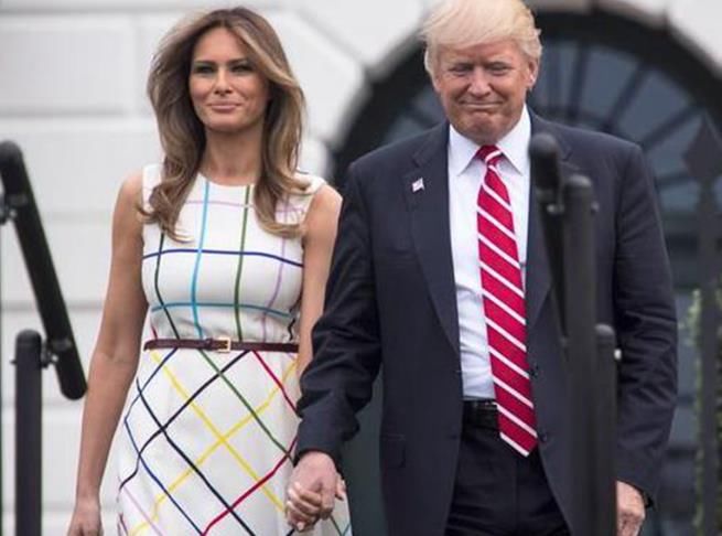 48岁美国“第一夫人”不服老，着装性感，吊带裙细高跟，气质迷人