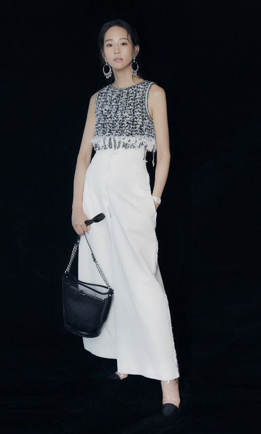 张钧甯这条裤子太厉害了，侧面看是裤子正面看是裙子，赶紧种草！