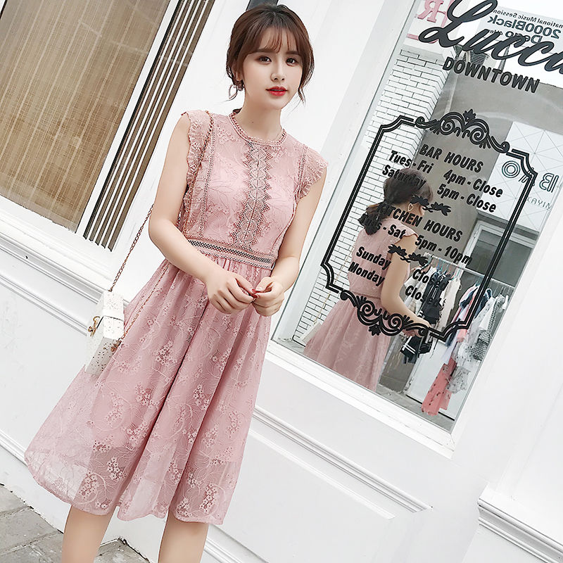 告别沉闷的黑色，清新温柔的蕾丝连衣裙，给你带来甜甜的美感