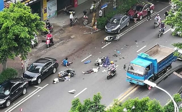 「奔驰」阳江一奔驰撞倒多辆摩托车，倒了一地人...