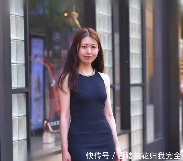  「身上穿着一」一双优雅的尖头高跟鞋，清新的色调，让她走路的姿态显得更加迷人
