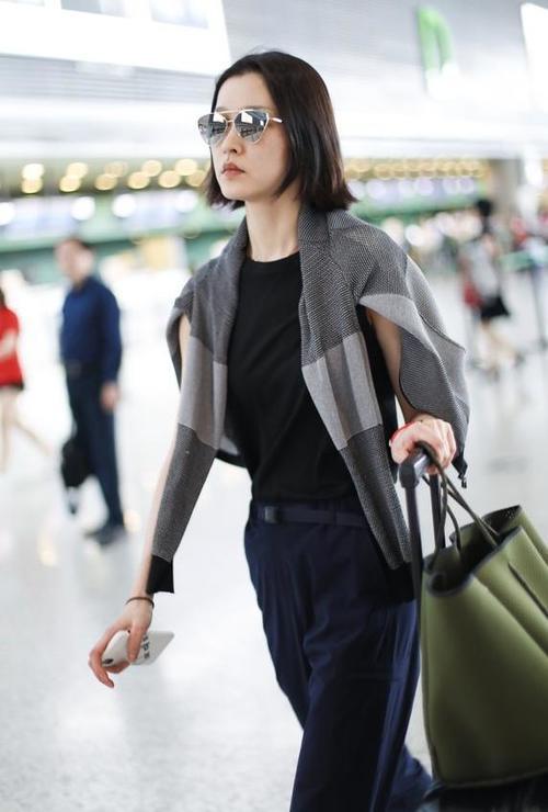 杜鹃不愧是超模，破布当披肩也能穿出高定风，还不学着点！