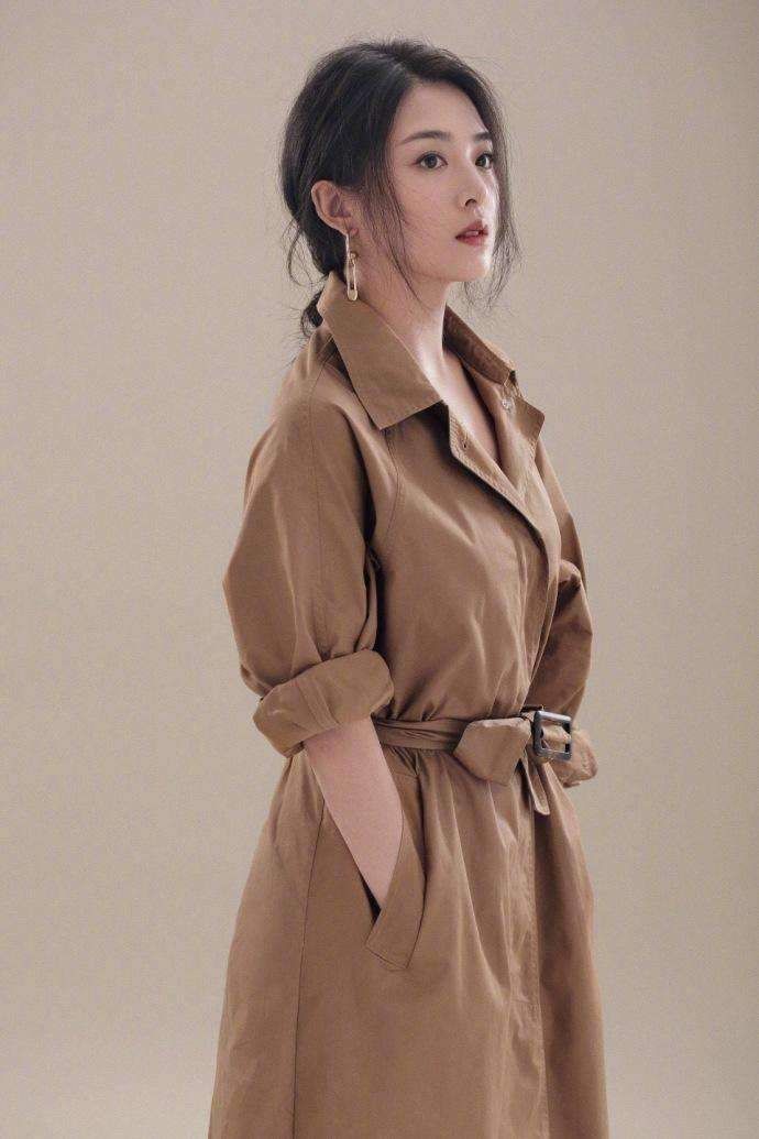 张含韵这造型让人费解，牛仔裙反而当了腰带，下面还藏了条破烂裙