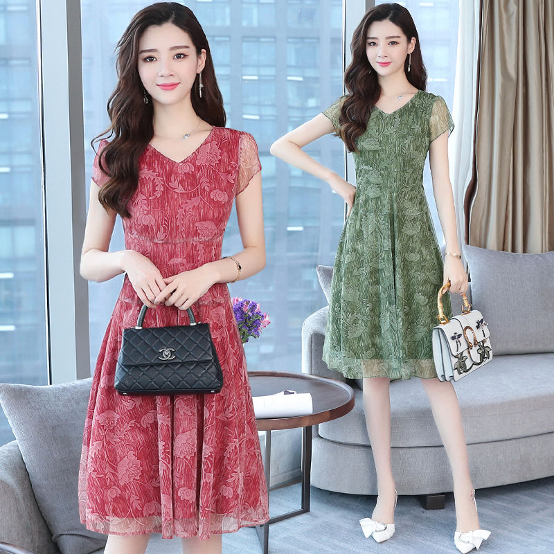 女人过了53岁，一定要打扮!穿精致连衣裙，显白皙，美女范十足