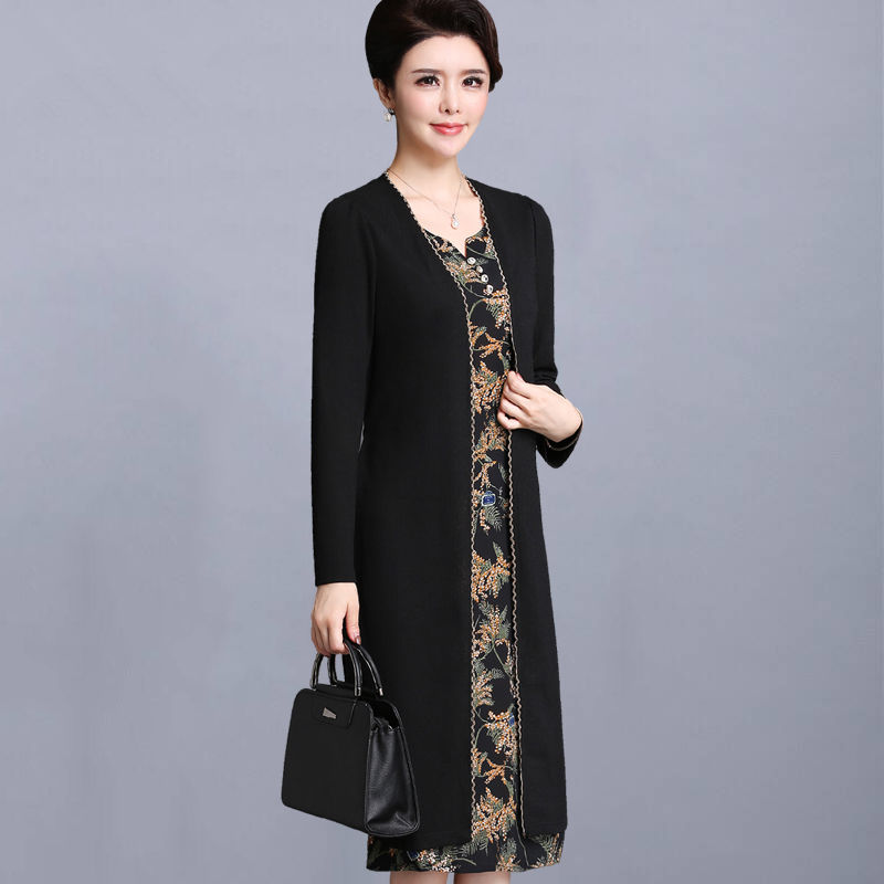 50岁小姨真会穿!瞧瞧她穿身上的“秋季套装”，洋气超显瘦