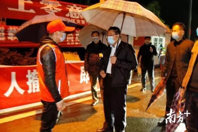  「领导」云浮市云城区领导凌晨冒雨慰问防疫一线值守人员