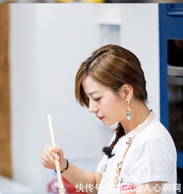 赵薇也老了 出席节目只能用用墨镜掩饰粉底都遮不住的眼袋!