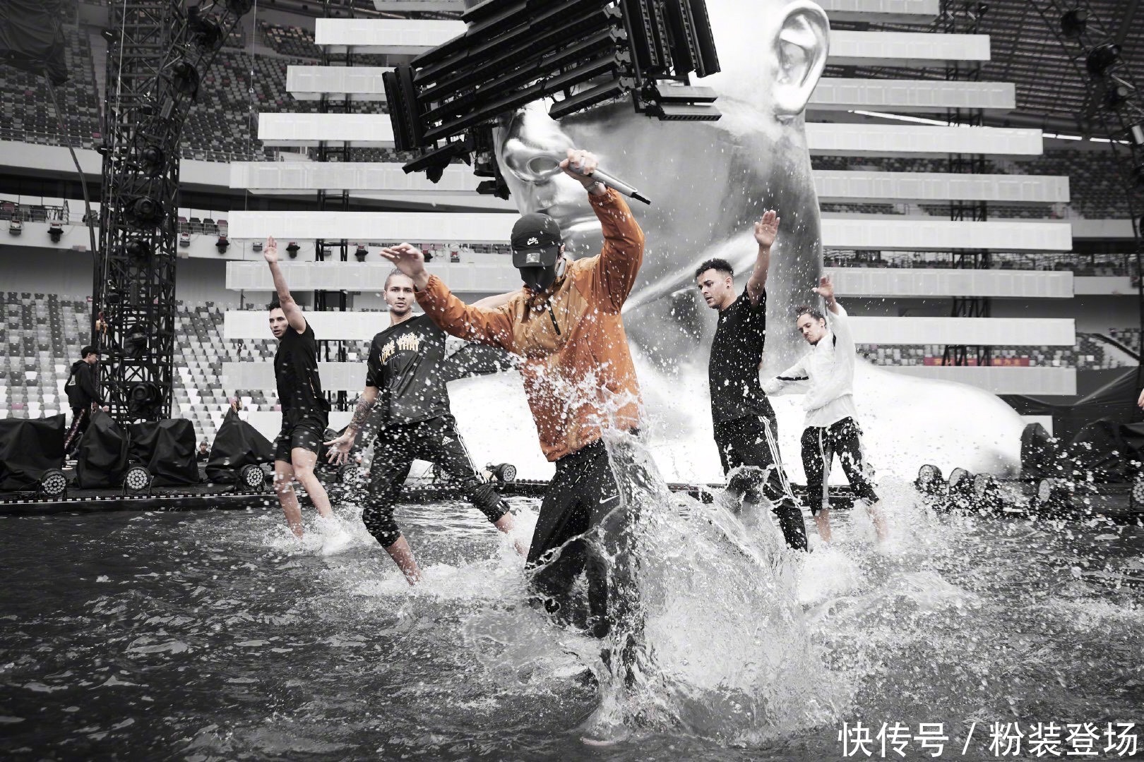 王一博跨年演唱图片